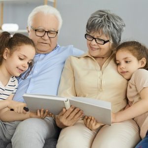 famille regardant un album photo